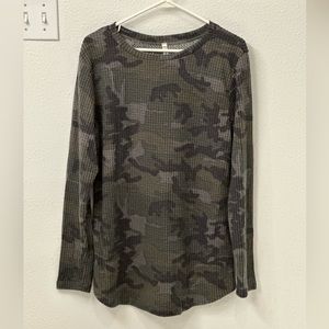 Long sleeve waffle material camo shirt. Size XL fits like a L